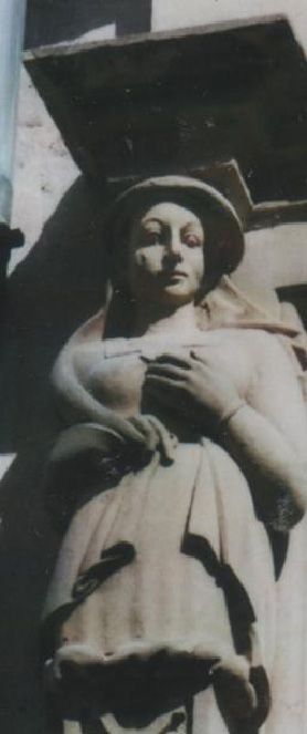 Figur Herzensgüte, Hand am Herzen, I. Stock, Platz 1