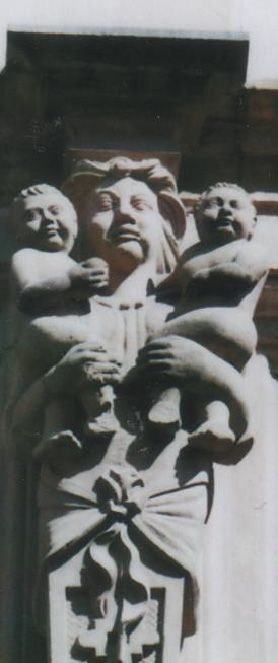 Figur Mütterlichkeit, Kinder im Arm, I. Stock, Platz 3