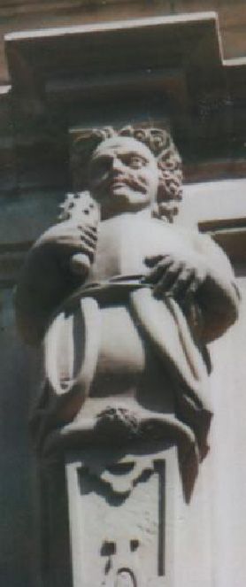 Figur Tapferkeit mit der Keule, II. Stock, Platz 2