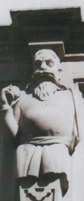Figur Völlerei mit Weinbecher, I. Stock, Platz 2