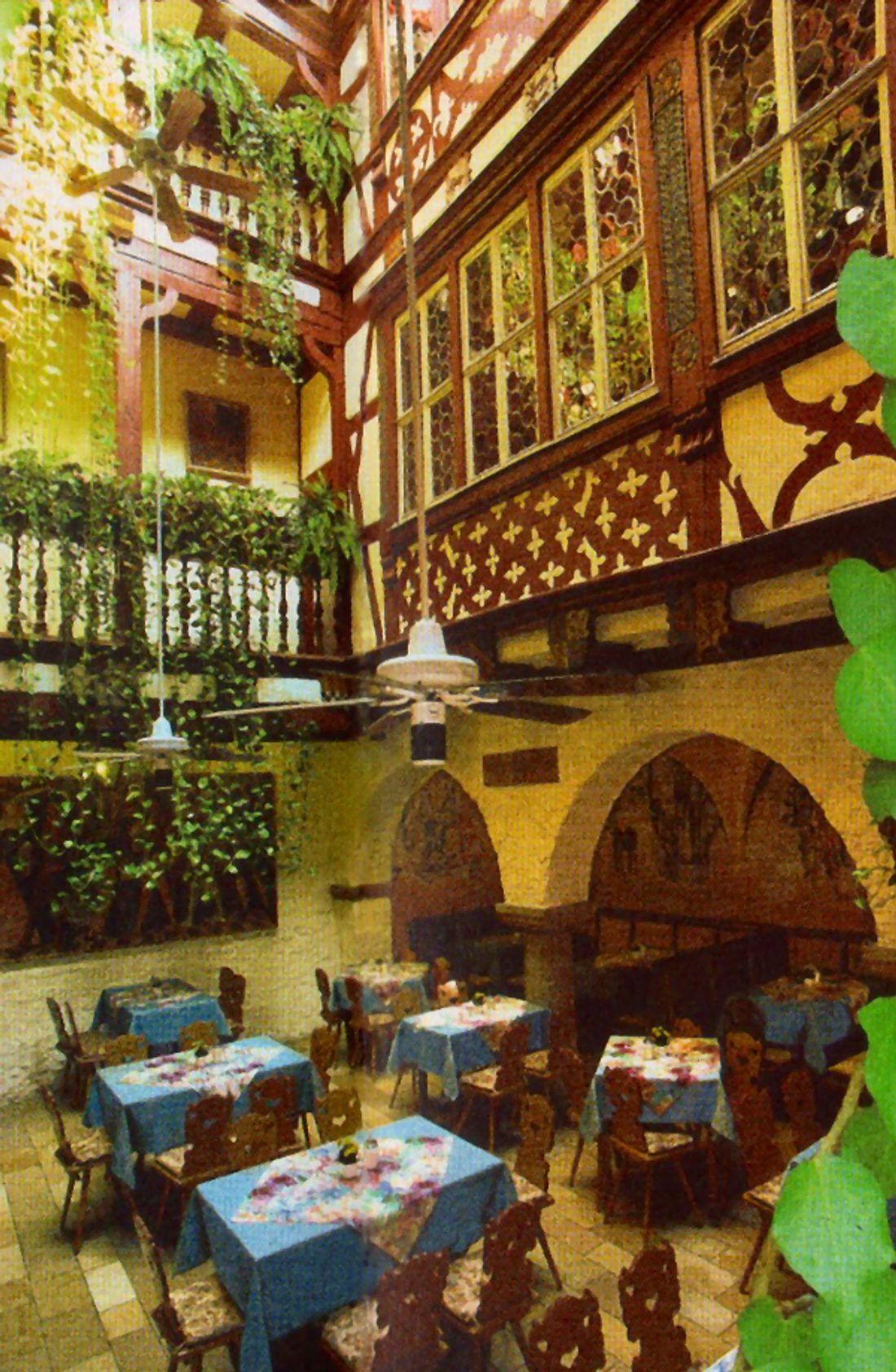 Der Patrizierhof von 1596 mit umlaufenden Galerien auf zwei Stockwerken, gedeckte Tische und blühende Pflanzen